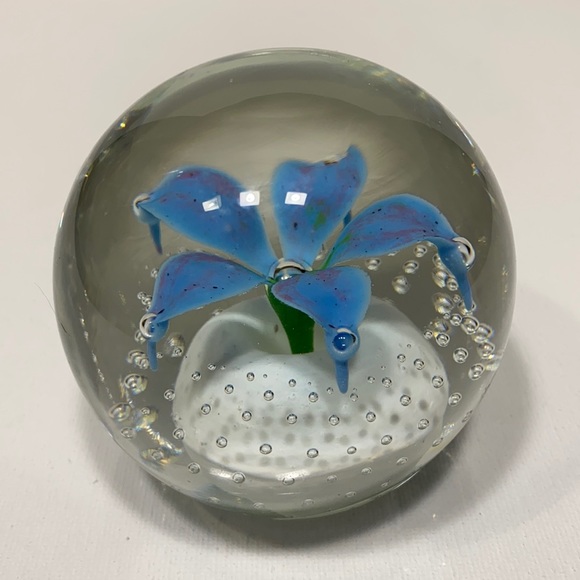 Wheaton Village Tony DePalma flower paperweight. - Picture 3 of 8